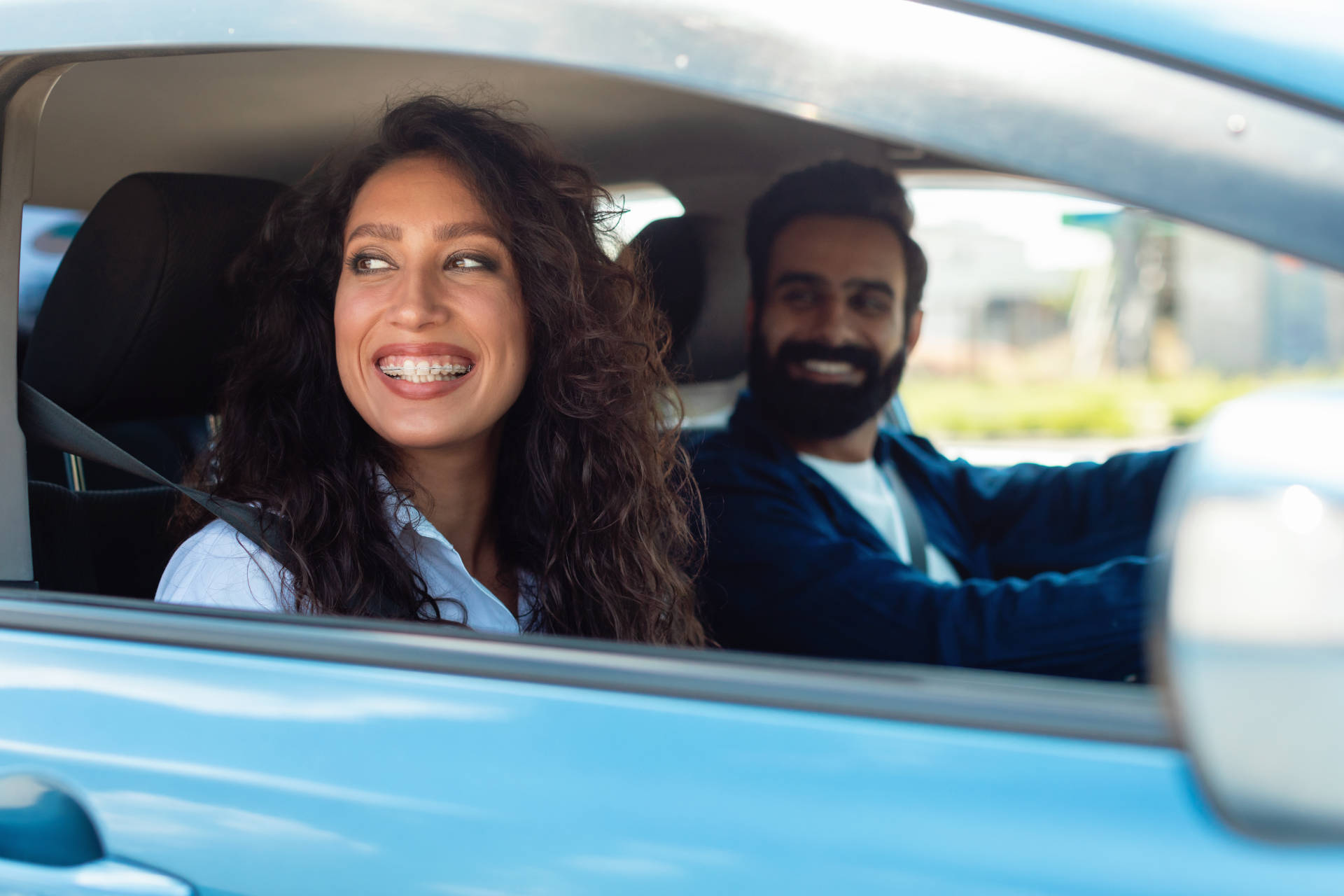 A couple in a car bought with bad credit auto finacning